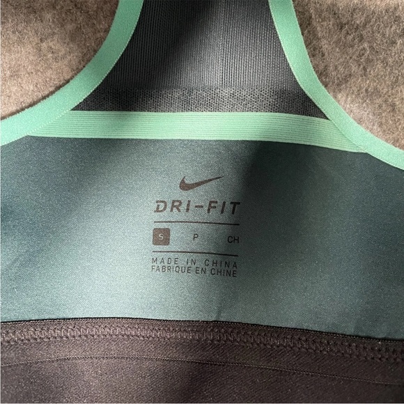 NIKE Sports Bra Size Small Womens Green Sleeveless Breatheable Running Gym Top - Picture 3 of 8